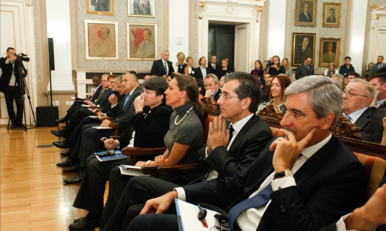 Učesnici na međunarodnoj konferenciji „Evropska unija i Zapadni Balkan 2015 - 2020 – šanse partnerstva i obostrane nedoumice“, u organizaciji Insituta za javnu politiku.