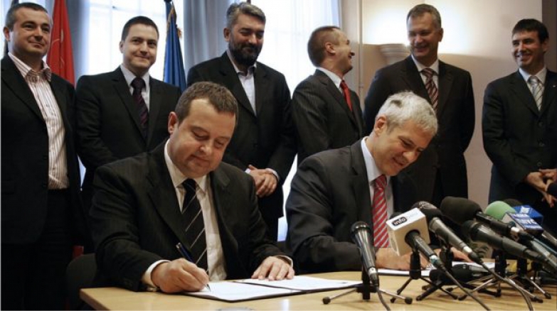Vrednosti nekadašnje Demokratske stranke nestaju. Tadić se ograđuje od politike Zorana Đinđića i stvara koaliciju sa strankom Slobodana Miloševića Potpisivanje Deklaracije o pomirenju SPS-a i DS-a, oktobar 2010. godine